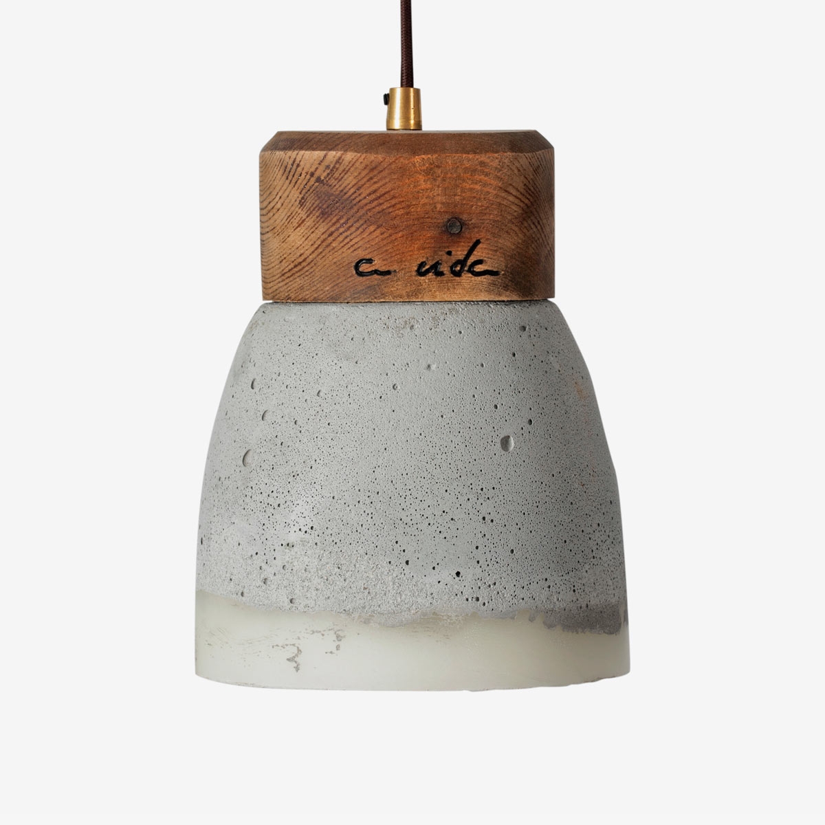 Lámpara colgante Bico S resina y madera cemento estándar