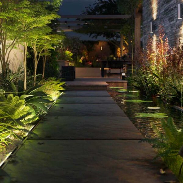 Foco lineal exterior Amarant negro LED Philips Hue 5