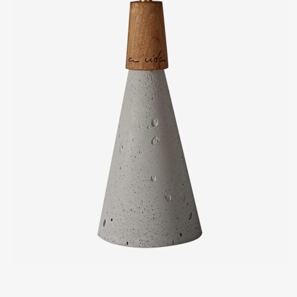 Detalle lámpara colgante de cemento gris y madera