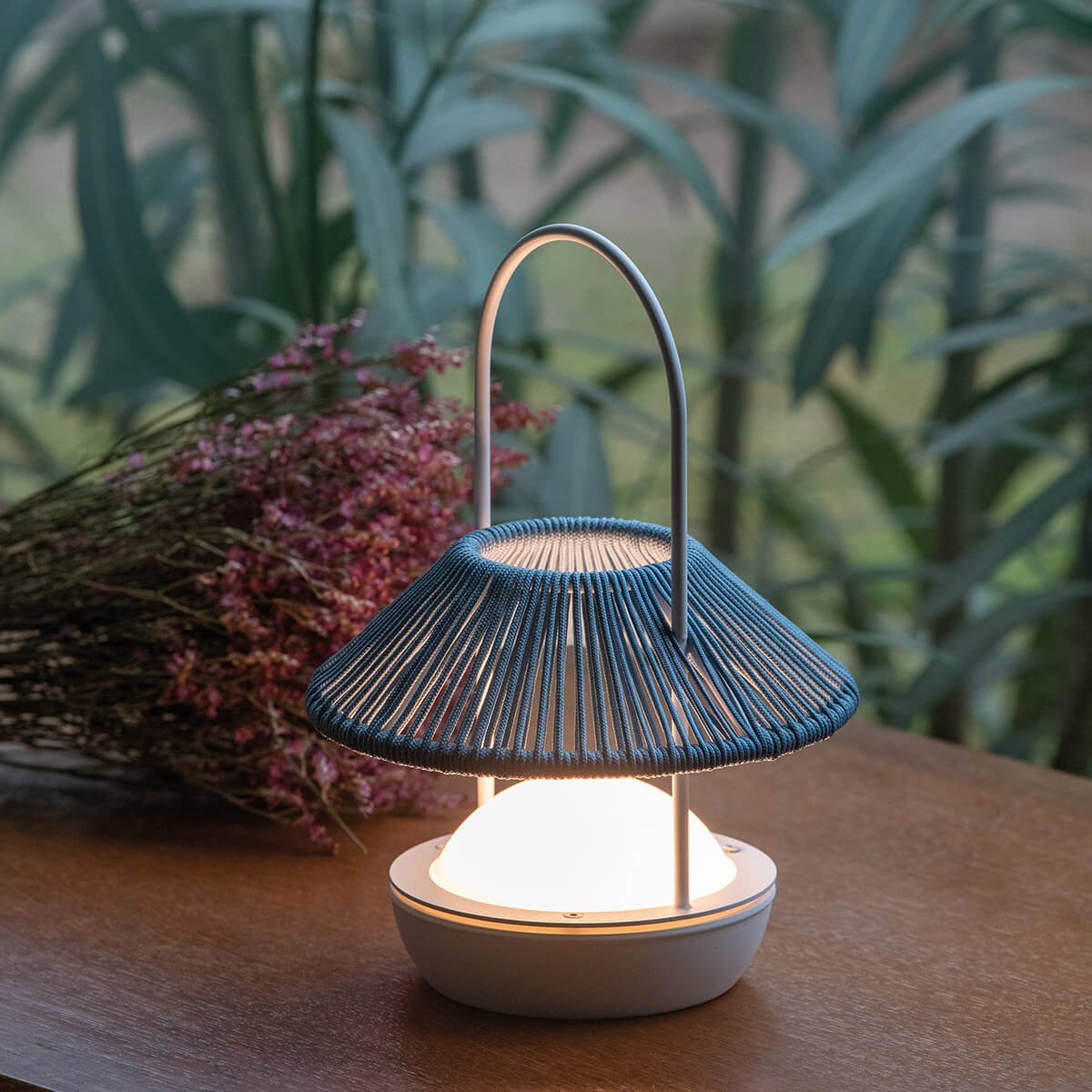 Lámpara portátil Candela con luz LED regulable para exterior protegido.